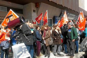 Concentración en Almería ante la sede del centro.e;clip:rect(46