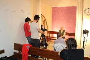 Grabación del documental durante una entrevista en la sede del Paso Morao.tyle>.apqj{posit