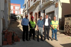 Casquet y Alonso durante la visita a las obras que se realizan dentro del PFEA.tyle>.apqj{