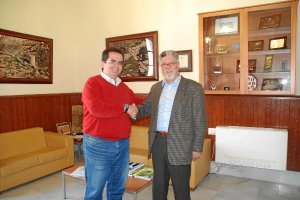 El alclade saluda a  Manuel García Velarde en el Ayuntamiento.e