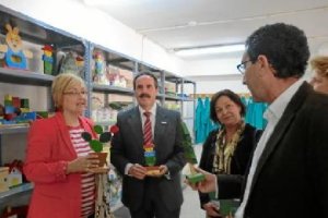 Muestra de los juguetes de madera entregados por la UED Javier Peña.tyle>.apqj{position:ab