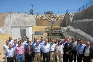 Belén Gualda con regantes y representantes de empresas constructoras.tyle>.apqj{position:a