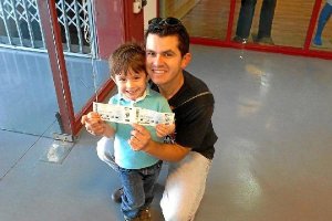 Cristian y Gustavo con sus entradas para el Almería-Celta.e;cli