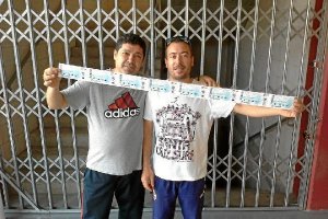 Tres madrugadores pasan por la taquilla para conseguir sus entradas.tyle>.apqj{position:ab