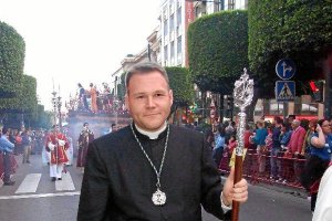 El nuevo consiliario de la Agrupación, durante la procesión de su Hermandad de la Macarena.</title><