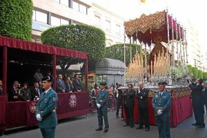 La Virgen de los Desamparados, escoltada por la Guardia Civil y la tribuna oficial con el alcalde, c
