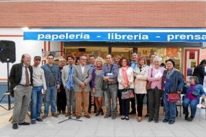 Foto de familia de los participantes en la lectura continuada de Gómez Arcos. 