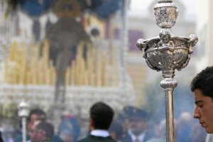 Imagen del desfiles procesional a su paso por la plaza de toros.tyle>.apqj{position:absolu