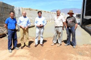 El alcalde, Francisco Góngora, y el concejal de Agricultura, Manuel Gómez Galera, en el camino La Se