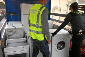 Electrodomésticos  localizados por los agentes de la Guardia Civil.tyle>.apqj{position:abs