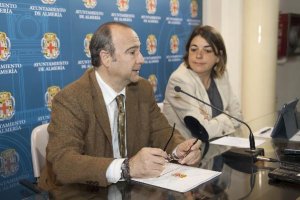 El alcalde Luis Rogelio Rodríguez-Comendador y la consejera de Fomento, Elena Cortés.tyle>