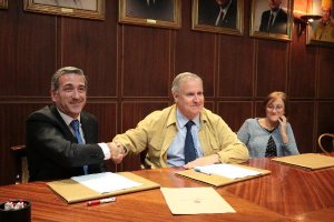 El presidente del Colegio de Médicos. Francisco Martínez Amo, entre Juan de Dios Bea y Adela Cristin