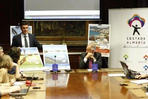 Javier Aureliano García muestra los carteles.x,