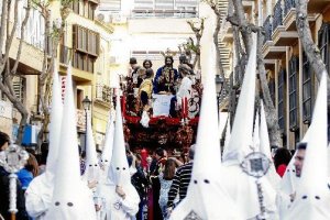 Escenas de gran plasticidad al paso de la Santa Cena por los rincones del casco histórico de la capi