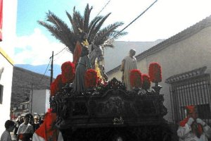 Tocando las casas La Borriquita, de Alcaudique, en el día de ayer en la calle Juan Ramos Vallecillo.