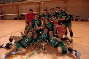 Los campeones celebran en la pista.o,