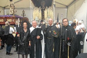 Sepulcro y Rosario Julia Ríos, Javier Muñoz, Jorge Espinosa y Eduardo Morcillo.tyle>.apqj{