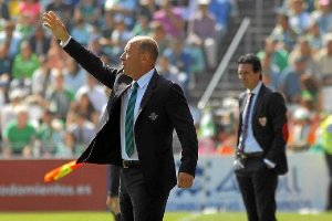 Calderón y Emery en la banda del Benito Villamarín.e;clip:rect(