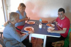 Madre e hijos comiendo, el pasado jueves. x,aut