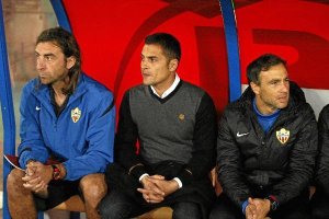 Francisco y su cuerpo técnico tienen que convencer y convencernos.tyle>.apqj{position:abso