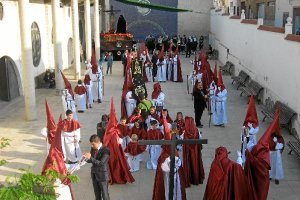 Así estaba el cortejo en el nuevo lugar de salida, el patio de la Escuela de Verano.tyle>.