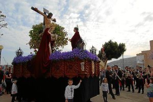 El Calvario iniciaba su desfile procesinal, acompañado por la Banda La Santa Cruz.tyle>.ap