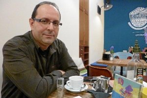 Ramón García en el café Cyrano, durante su encuentro con LA VOZ.tyle>.apqj{position:absolu