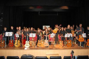 La nueva orquesta de guitarra joven de EMMA.x,a