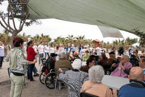 Momento de gimnasia para lo usuarios de la FAAM en el Parque del Andaraxtyle>.apqj{positio