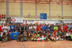 Primeros clasificados con las personalidades que presidieron la entrega de trofeos.tyle>.a