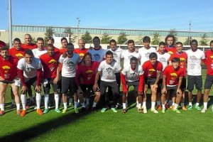 Los jugadores del Almería, apoyando la iniciativa.e;clip:rect(4
