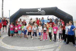 Los atletas van tomando la salida por edades.x,