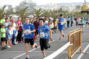 Los más jóvenes se lo pasan en grande abriendo la jornada de atletismo.tyle>.apqj{position