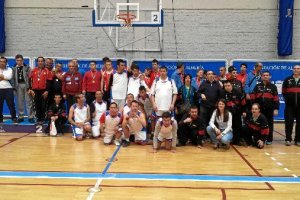 Participantes en la actividad, con la dipùtada de Deportes, Ángeles Martínez.tyle>.apqj{po