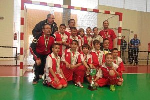 Los campeones posan en la portería donde marcaron los goles de la victoria.tyle>.apqj{posi