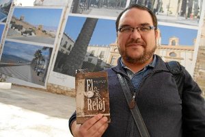 Cazorla muestra un ejemplar de ‘El Reloj’, de Círculo Rojo. e;c