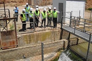 José Manuel Ortiz y técnicos observan la entrada de agua de los trasvases Tajo-Segura y Negratín-Alm