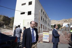 El alcalde en las obras de demolición del colegio La Paz en La Chanca.tyle>.apqj{position: