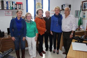 Las ediles Francisca Toresano y Eloísa Cabrera, con la nueva junta directiva.tyle>.apqj{po