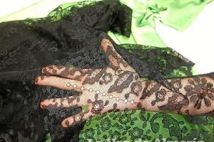 La diseñadora Susana Lirola muestra una mantilla españolae;clip