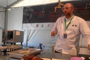 El chef estrella Michelín del Restaurante Cocinandos, Juanjo Pérez.tyle>.apqj{position:abs