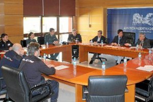 Momento de la reunión de todas los miembros de la Junta Local de Seguridad.tyle>.apqj{posi