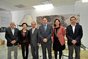 El embajador de Taiwán junto al alcalde (centro) y parte de la Corporación. tyle>.apqj{pos