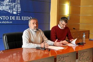 el concejal de Cultura, José Andrés Cano, en la presentación de la muestra. tyle>.apqj{pos