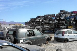 Imagen de un desguace con los vehículos prensados.e;clip:rect(4