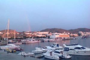 Imagen actual del puerto en el que se mezclan barcos de pesca y deportivostyle>.apqj{posit