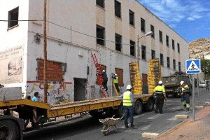Trabajos previos para la demolición del edificioe;clip:rect(469