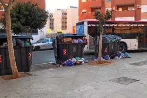 Contenedores en la calle Galán de Noche de Almeríae;clip:rect(4