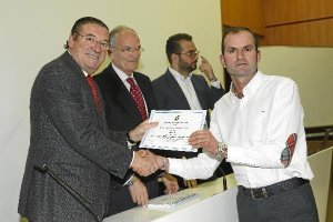 Jiménez Acosta recogiendo su título de Director Deportivoe;clip