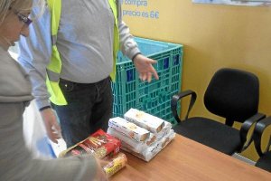 Entrega de alimentos en el stand central de Carrefour Almeríae;
